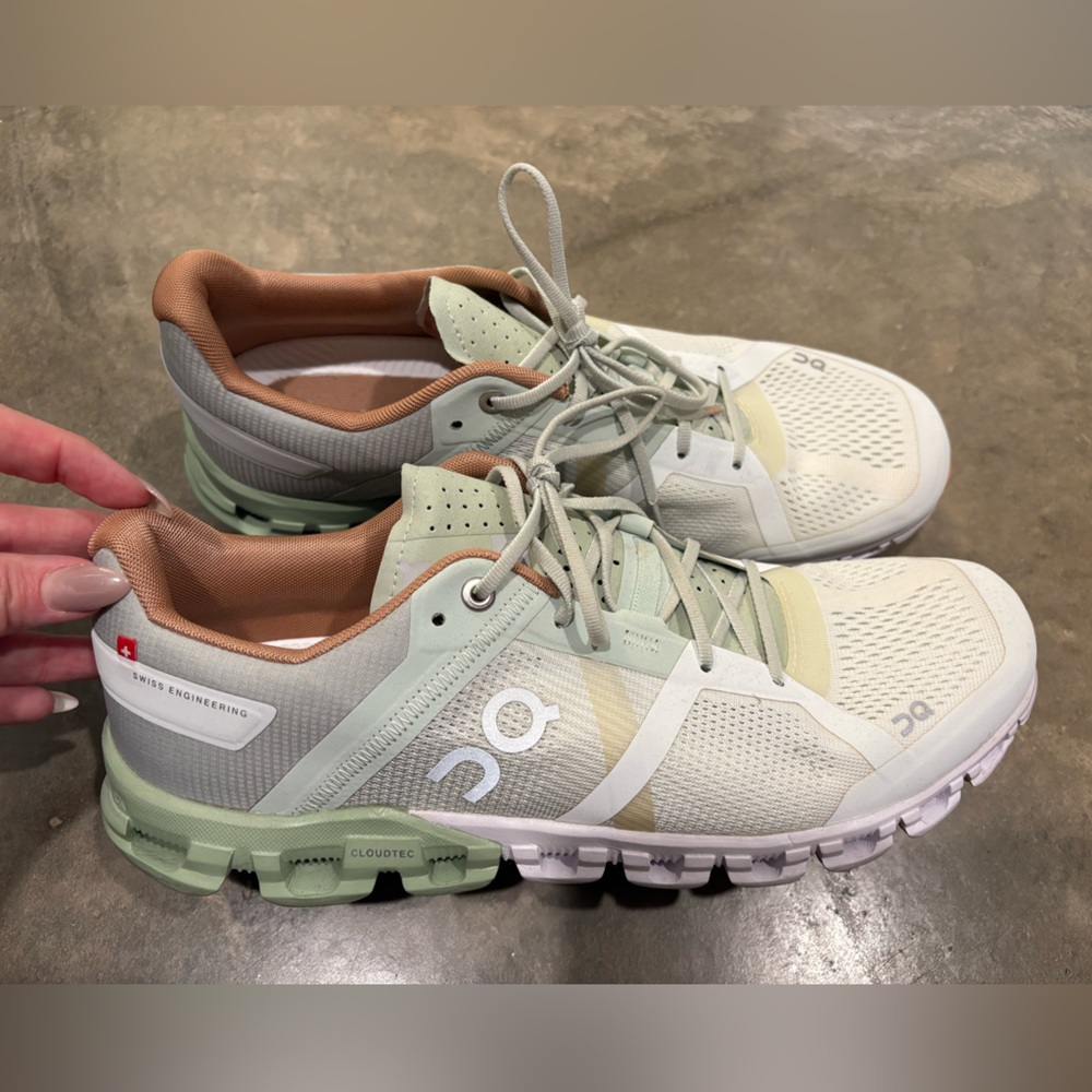 On Running Athletic Shoes Green and White CloudTec Sole